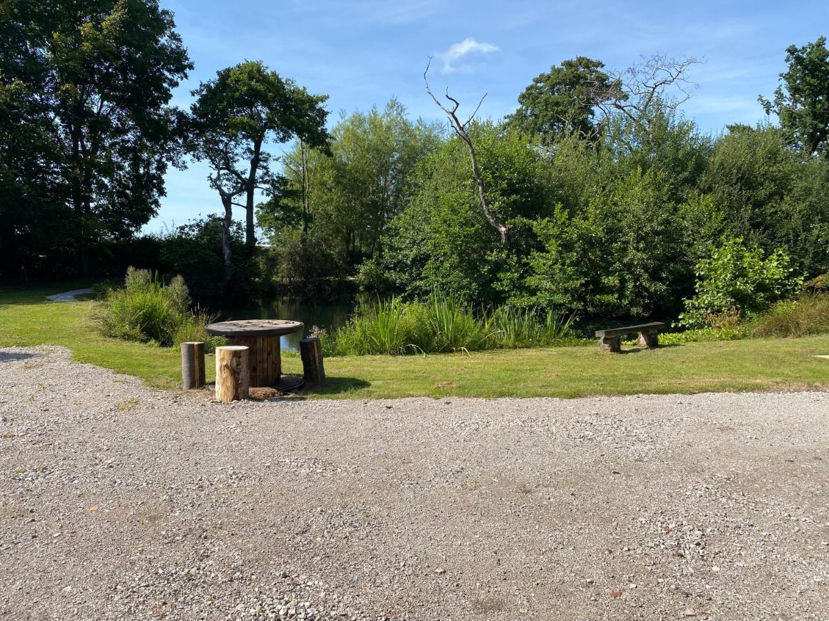 Kingfisher Cabin - Wild Escapes Wrenbury Off Grid Glamping - Ages 12 And Over Baddiley Exterior photo