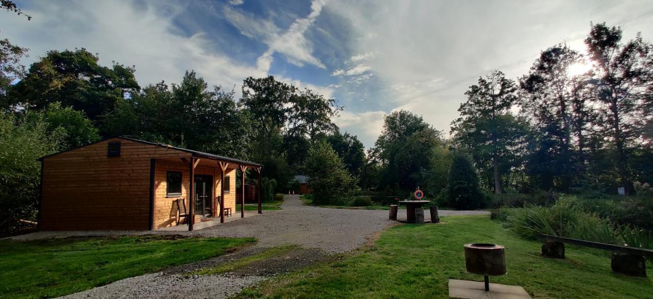 Kingfisher Cabin - Wild Escapes Wrenbury Off Grid Glamping - Ages 12 And Over Baddiley Exterior photo