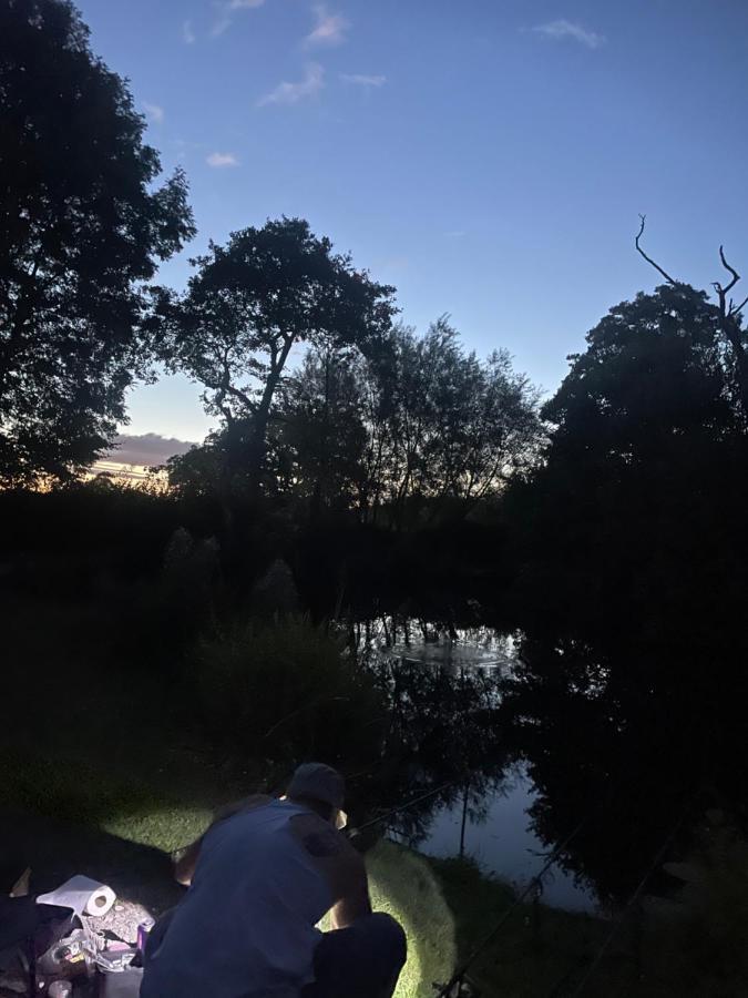Kingfisher Cabin - Wild Escapes Wrenbury Off Grid Glamping - Ages 12 And Over Baddiley Exterior photo