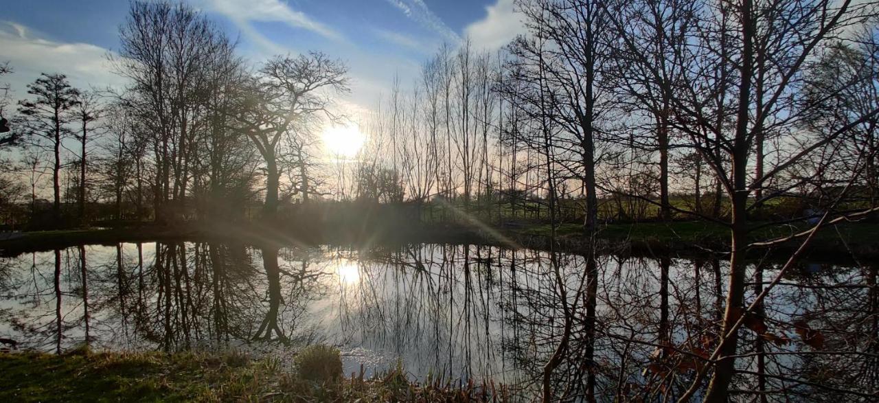 Kingfisher Cabin - Wild Escapes Wrenbury Off Grid Glamping - Ages 12 And Over Baddiley Exterior photo