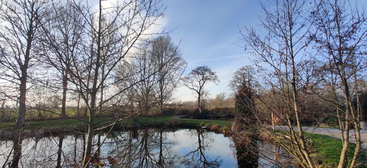 Kingfisher Cabin - Wild Escapes Wrenbury Off Grid Glamping - Ages 12 And Over Baddiley Exterior photo